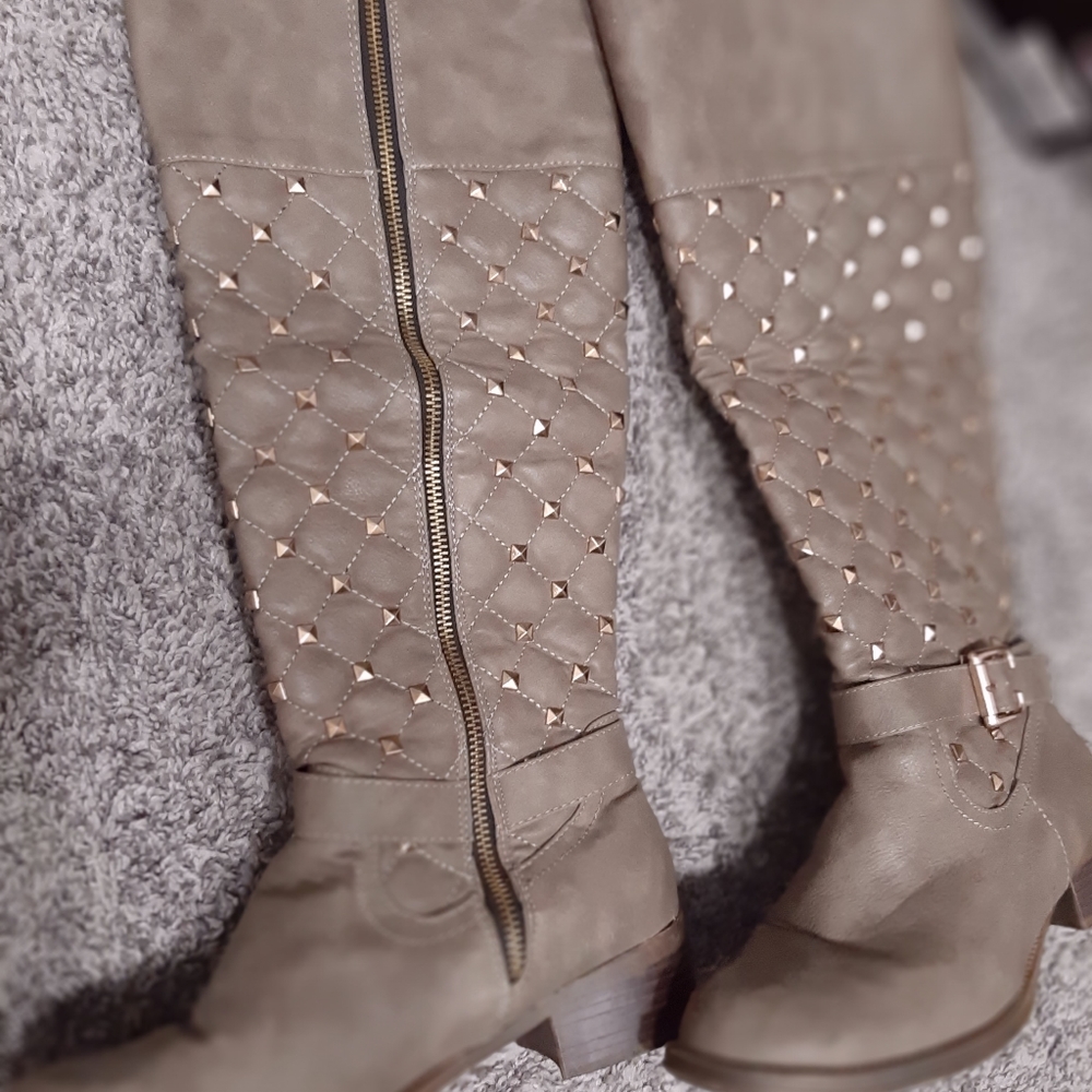 Boots ๐ข ๐ข - Picture 11 of 16
